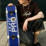 Skate Pro Foto Streifen blau und weiß Skateboard<br><div class="desc">Cooles Skateboard mit zwei Streifen in Blau und Weiß mit persönlichem Foto und weißem Text "Skate pro". Personalisieren Sie es durch Hinzufügen eines Fotos. Unisex Design für Männer und Frauen. Gut für jeden Skater.</div>