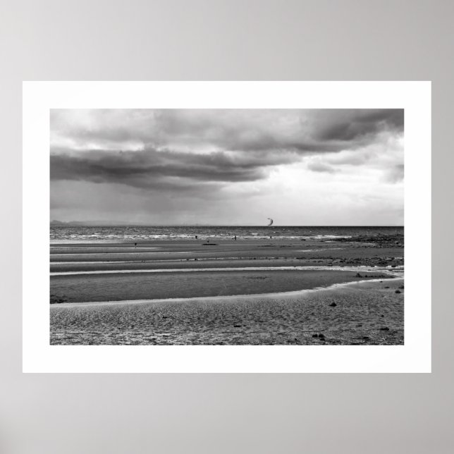 Skate surfen am Strand schwarz-weißes Poster (Vorne)