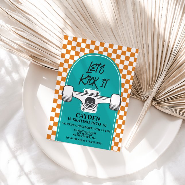 Skateboard, das wir am Geburtstag halten Einladung (Von Creator hochgeladen)