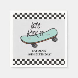 Skateboard, das wir am Geburtstag halten Serviette