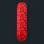 Skateboard der Atomroten Sternexplosionen<br><div class="desc">Dieses Skateboard der Atomic Red Sternexplosionen hat den ganzen modernen Spaß an der Küche Ihrer Großmutter, abzüglich des klebrigen Linoleums. Das kitschige Design ist mit einem roten Hintergrund mit goldenen Fußketten und zufällig platzierten Sternexplosionen in Schwarz und Rot- und Dunkelrosa-Tönen gestaltet. Dieses Vintag inspirierte Muster ist Mod genug, um stylisch...</div>