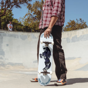 Skateboard für das aufrechte Schwarze Pferd - Ihr