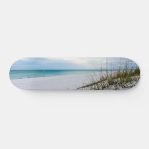 Skateboard für den weißen Sandstrand
