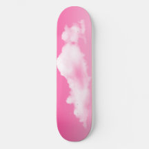 Skateboard für rosa Himmel und Wolken