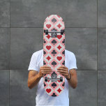 Skateboard für Vintage Spielkarten<br><div class="desc">Ein schönes Skateboard mit den berühmten Spielkartenfarben im Vintagen Stil und in Form eines Kreuzes,  inklusive Herz,  Pik,  Karo und Kleber von Kartenspielern: Fahren und Spielen!</div>