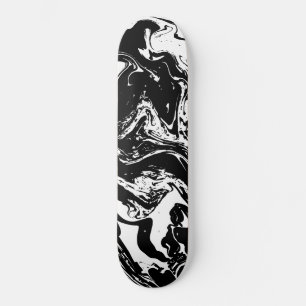 Skateboard im Schwarz-Weiß-Stil