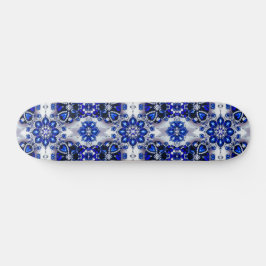 Skateboard mit blauweißem Farbdesign