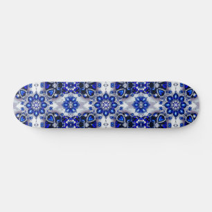 Skateboard mit blauweißem Farbdesign