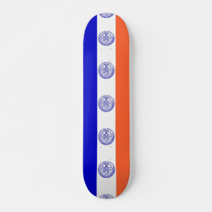 Skateboard mit der Flagge New Yorks