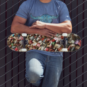 Skateboard mit farbiger Schleusengestaltung