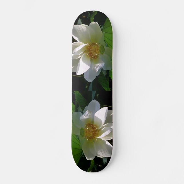 Skateboard mit feiner, weißer Lotus-Blume (Vorderseite)
