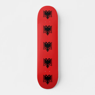 Skateboard mit Flagge Albaniens