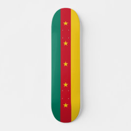 Skateboard mit Flagge Kameruns