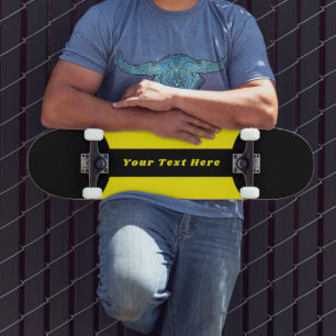 Skateboard mit individuellem Text in Schwarz mit g