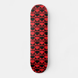 Skateboard mit schwarzen und roten Herzen