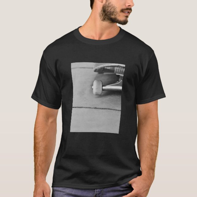Skateboard Skateboard Schwarz-weißes Foto T-Shirt (Vorderseite)