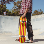 Skateboard unter der Flagge Kataloniens<br><div class="desc">Mit diesem patriotischen Skateboard mit der atemberaubenden Fahne Kataloniens können Sie auf eine kühne Touch katalanischen Stolzes verzichten! Dieses Skateboard wurde entworfen, um die berühmten roten und gelben Streifen der Senyera zu zeigen, und vereint Stil und Funktionalität für Fahrer, die gewollt haben, ihr kulturelles Erbe auszudrücken. Es ist mit hochwertigen...</div>