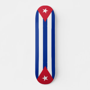 Skateboard unter kubanischer Flagge