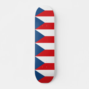 Skateboard unter tschechischer Flagge