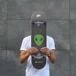 Skateboard von Flying Saucer & Green Alien<br><div class="desc">Ein Skateboard für alle,  die glauben oder Science Fiction Fan. Es ist mit einer grünen Alien,  einer fliegenden Untertasse und einer anpassbaren Nachricht "Glauben" dekoriert! Perfektes Geschenk für einen Gek!</div>