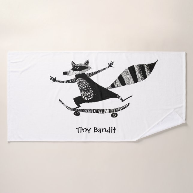 Skateboard-Waschbär – Whimsical Waschbär-Tier  Badehandtuch (Badehandtuch)