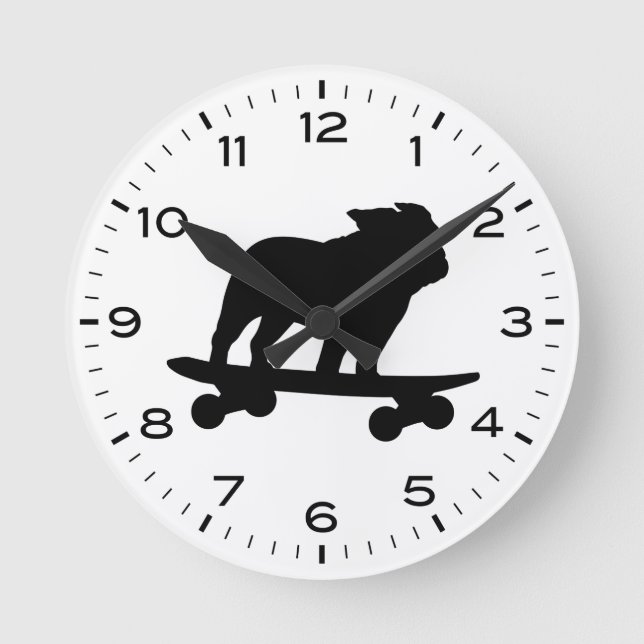 Skateboarding Bulldog-Silhouette Humurer Hund Runde Wanduhr (Vorderseite)