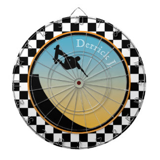 Skateboarding überprüft dartscheibe