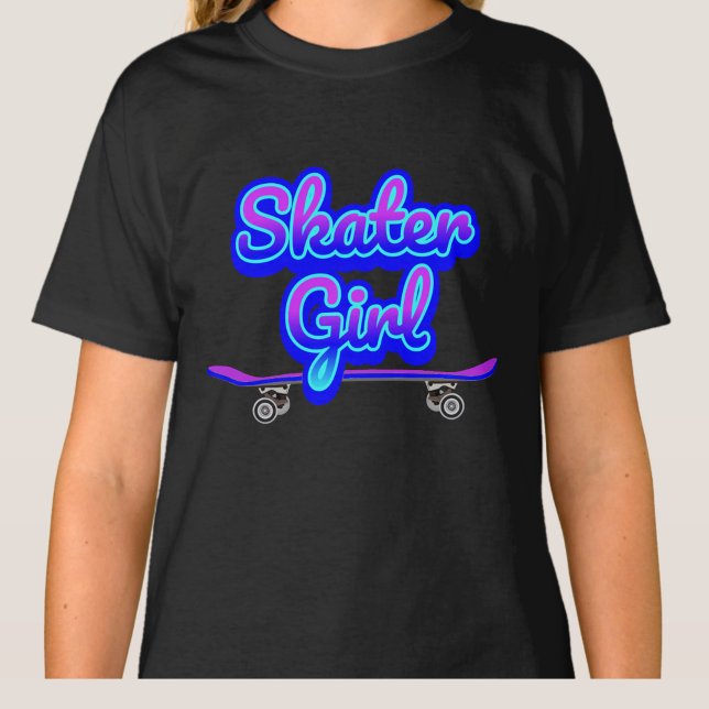 Skater Girl Blue Mauve Graffiti Skateboard T- T-Shirt (Von Creator hochgeladen)