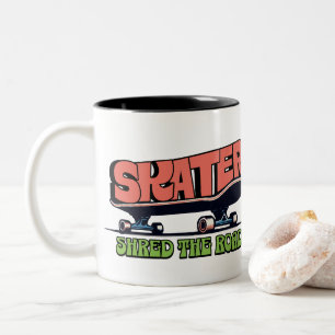 Skater Shred the Road – Retro 70er Skateboarding  Zweifarbige Tasse