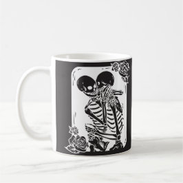 Skeleton Couple Hugging on a Kaffeetasse