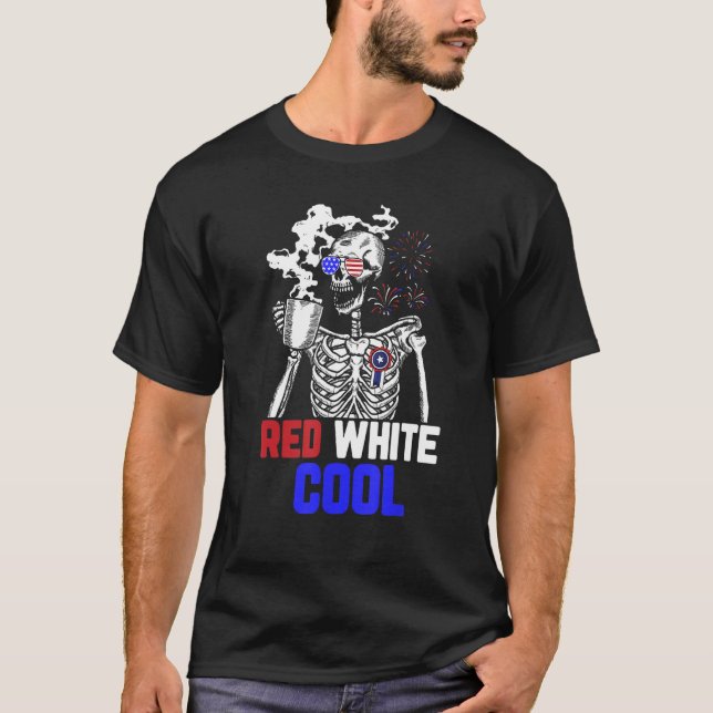 Skeleton Drinking Coffee 4th of July Cool Red And  T-Shirt (Vorderseite)