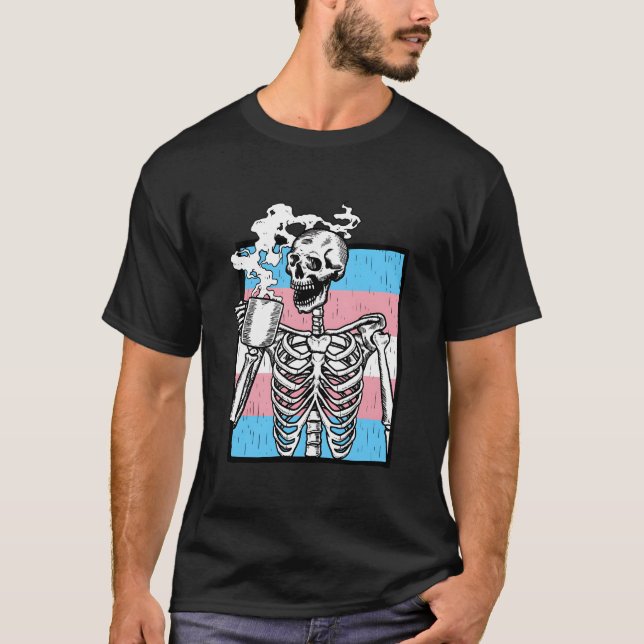 Skeleton Drinking Coffee Lgbt-Q Transgender Pride  T-Shirt (Vorderseite)