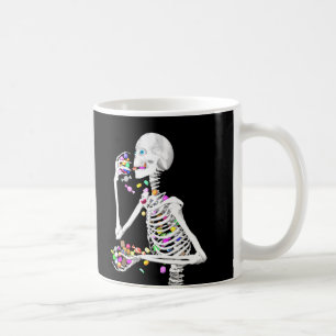 Skeleton Eating Halloween Candy Tasse