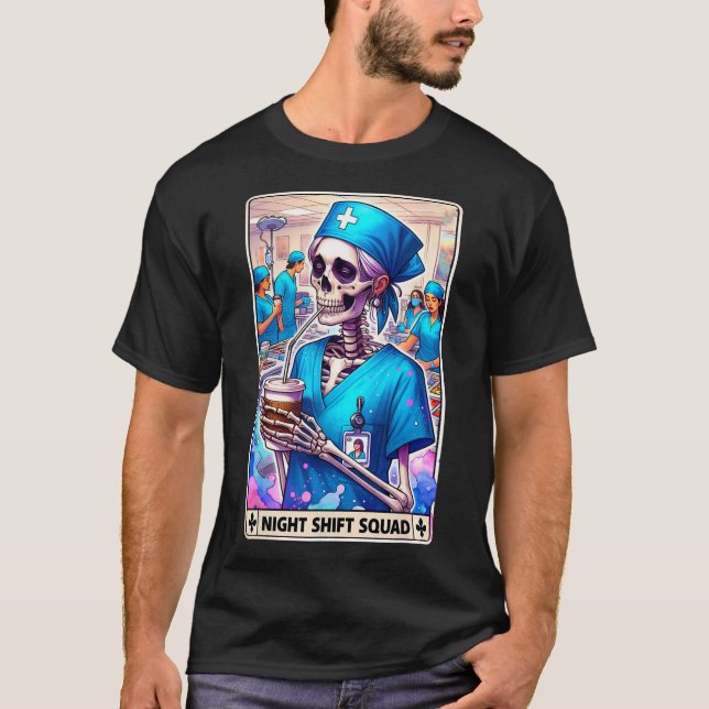 Skeleton Funny Tarot Card Night Shift Squad Hallow T-Shirt (Vorderseite)
