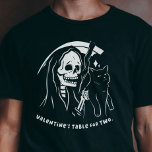 Skeleton Grim Sensenmann Holding Cat Funny Cat Lov T-Shirt<br><div class="desc">Feiern Sie das Leben des Single an diesem Valentinstag. Es ist der ultimative lustige und sarkastische Knoten zu Solofeiern. Als stolzer Katzenmama oder Katzenpapa ist dieses ironische Shirt Ihr Ticket für ein richtig rebellisches Valentinisches. Nehmen Sie sich den Spaß, erleben Sie die Ironie und tragen Sie Ihren Single mit Stolz....</div>
