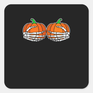 Skeleton Hand auf Brust Kürbis Halloween Frauen Quadratischer Aufkleber