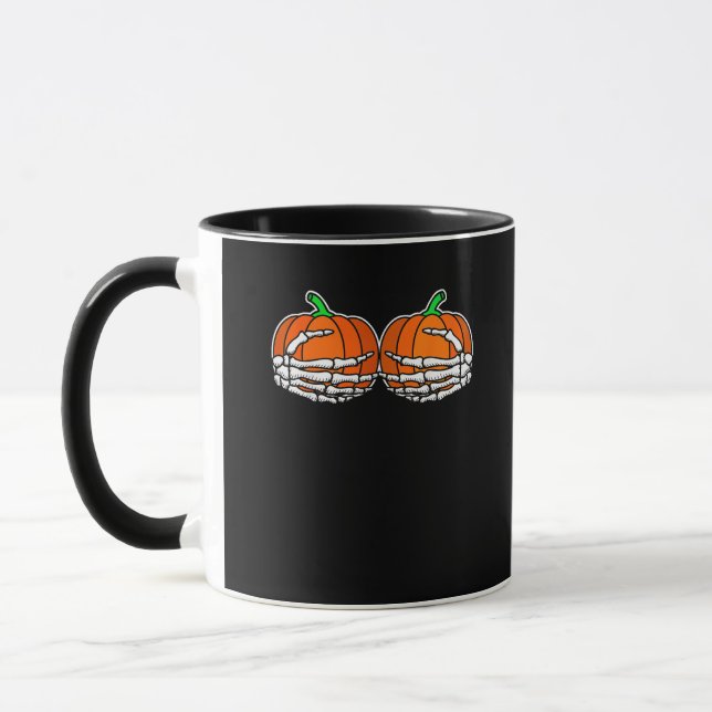 Skeleton Hand auf Brust Kürbis Halloween Frauen Tasse (Links)