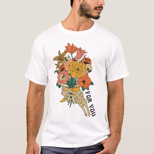Skeleton Hand Holding Blume Halloween T-Shirt (Vorderseite)