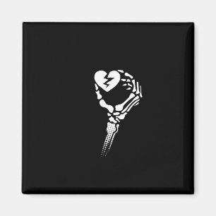 Skeleton Hand Holding Herz Magnet