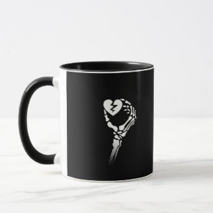 Skeleton Hand Holding Herz Tasse