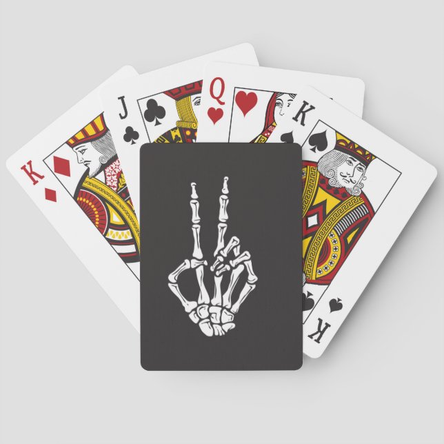 Skeleton Hand macht ein Friedenszeichen auf einem  Spielkarten (Rückseite)