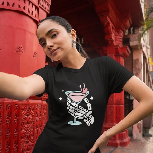 Skeleton Hands Holding Cocktail Halloween T-Shirt (Von Creator hochgeladen)