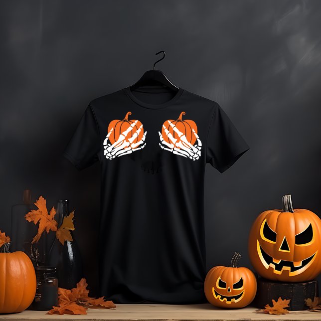Skeleton Hands Holding Pumpkins Halloween T-Shirt (Von Creator hochgeladen)