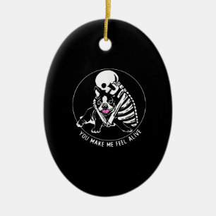 SKELETON HUG BOSTON TERRIER, SIE MACHEN MICH LEBEN KERAMIK ORNAMENT