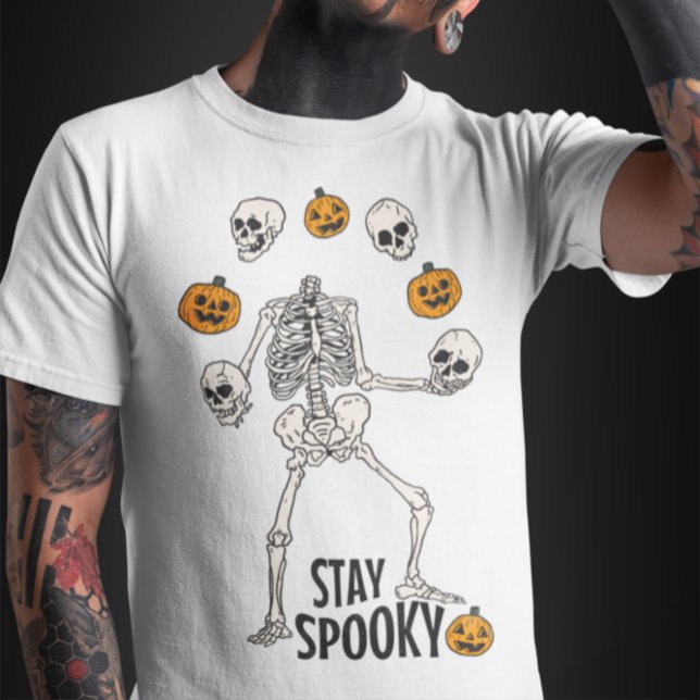 Skeleton joggt seinen Schädel und KürbisHalloween T-Shirt (Von Creator hochgeladen)