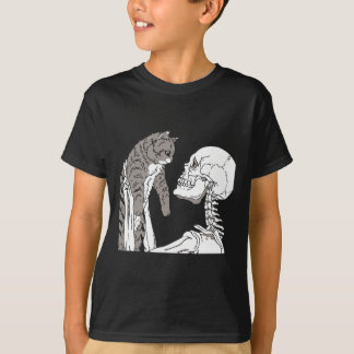 Skeleton mit einem katzenartigen Halloween-Kostüm  T-Shirt