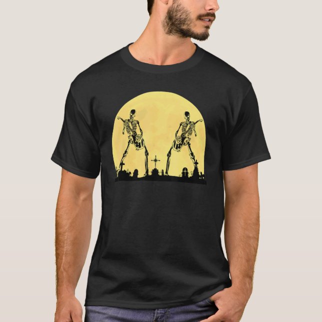 Skeleton Playing Electric Guitar Solo in Graveyard T-Shirt (Vorderseite)