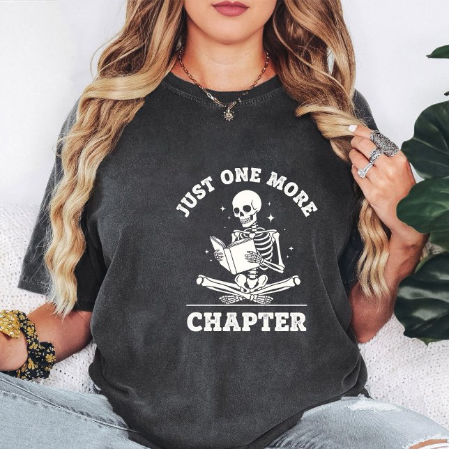 Skeleton Reading Just One More Chapter T-Shirt (Von Creator hochgeladen)