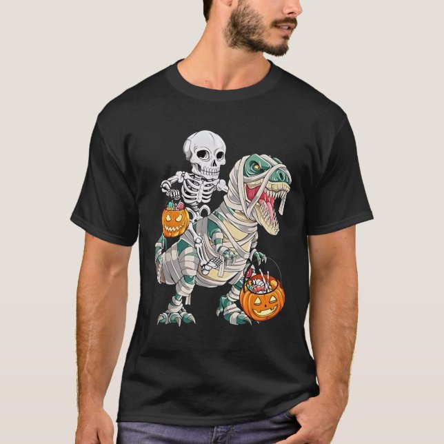 Skeleton Riding Mummy Dinosaur T rex Halloween Spa T-Shirt (Vorderseite)