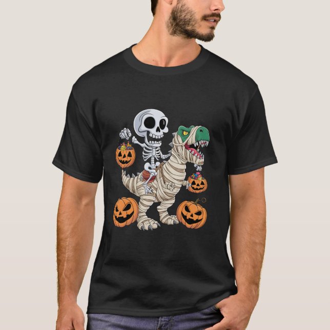 Skeleton Riding Mummy Dinosaur T rex Halloween Spa T-Shirt (Vorderseite)